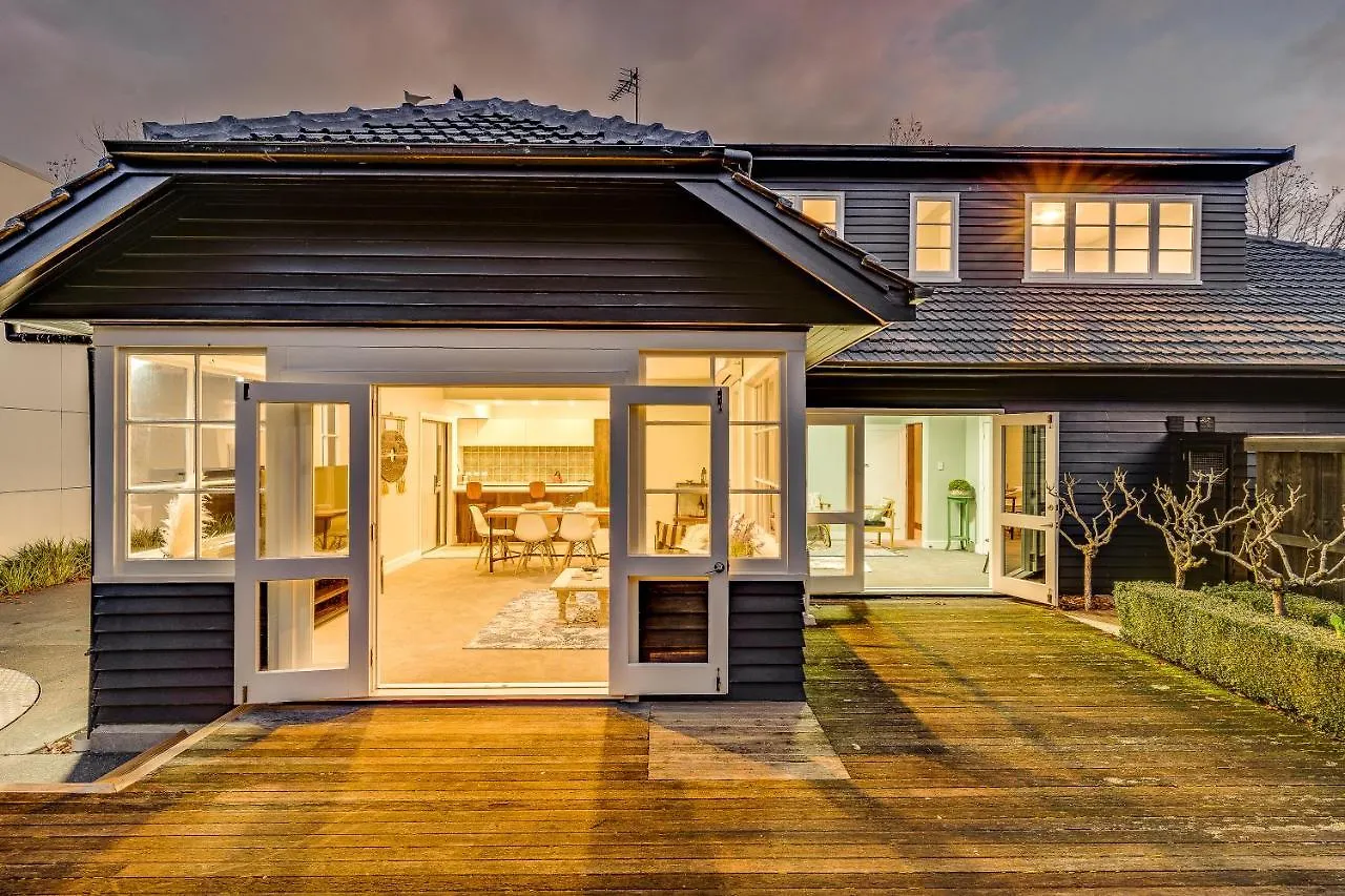 Black Manse With Convenience Villa Christchurch