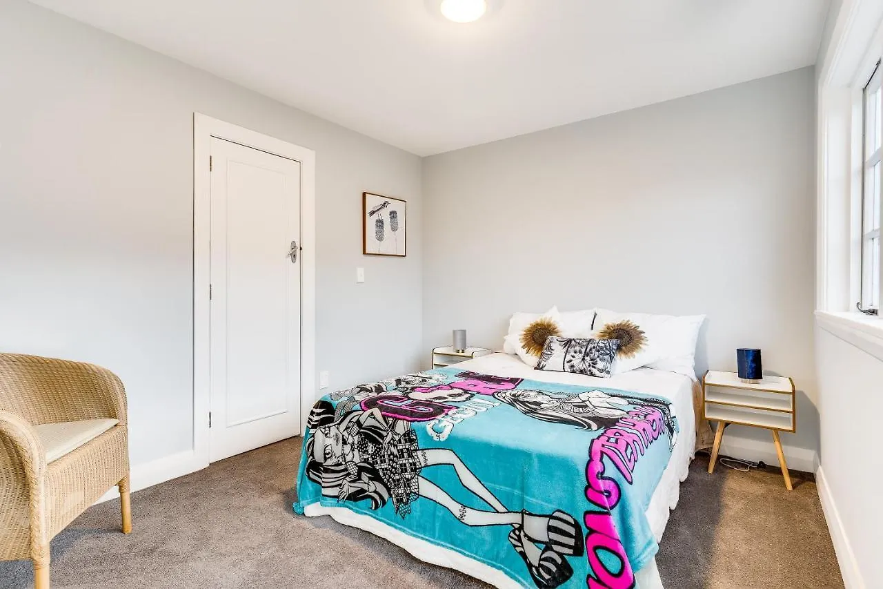 Black Manse With Convenience Villa Christchurch