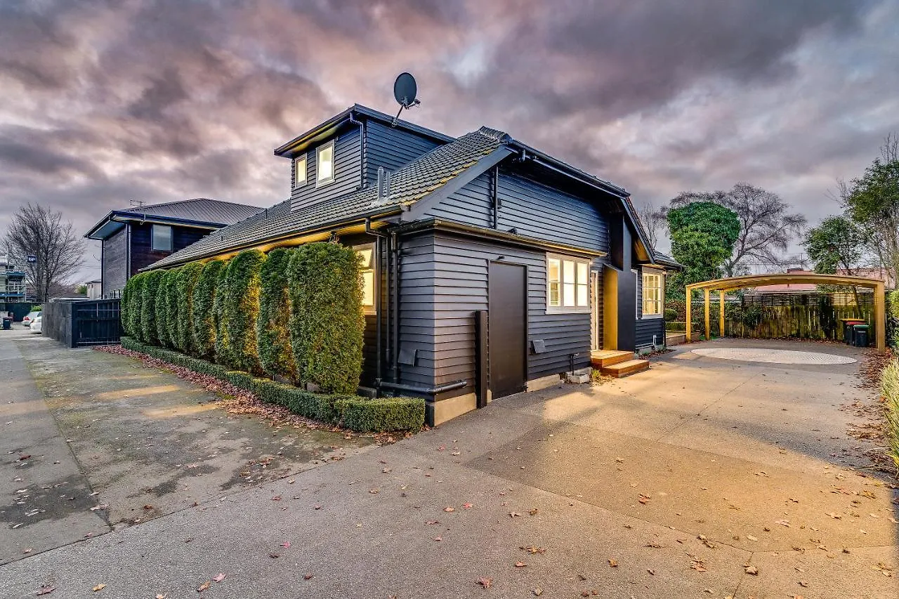 Black Manse With Convenience Villa Christchurch